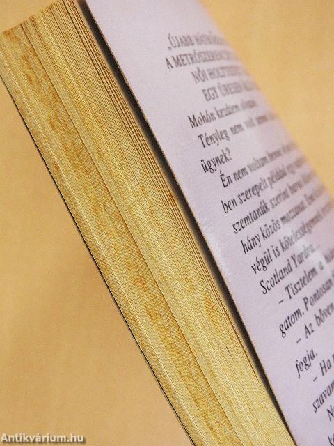 A barna ruhás férfi