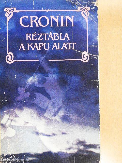 Réztábla a kapu alatt