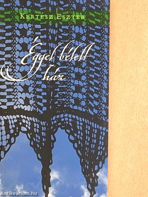 Éggel bélelt ház