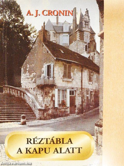 Réztábla a kapu alatt