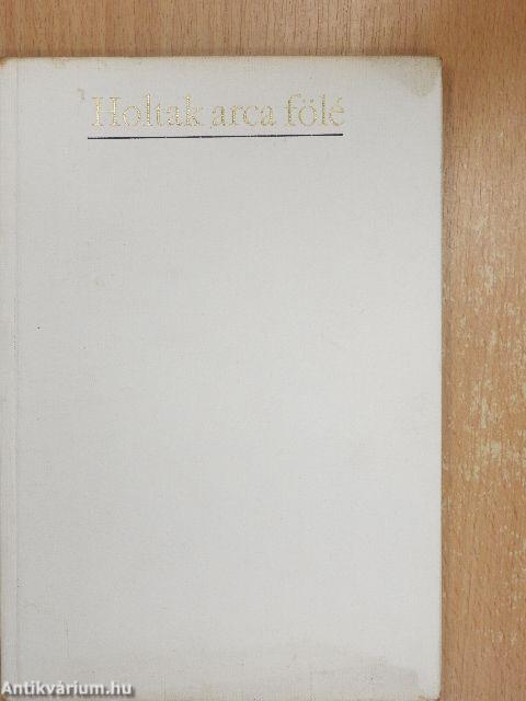 Holtak arca fölé