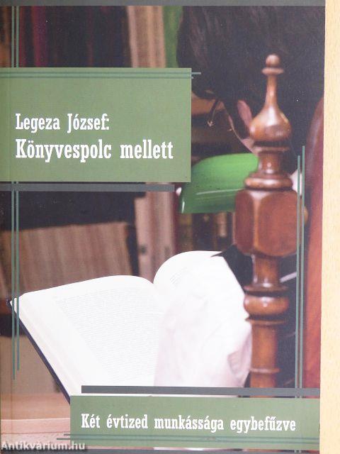 Könyvespolc mellett