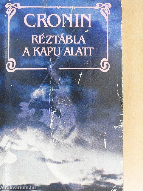 Réztábla a kapu alatt