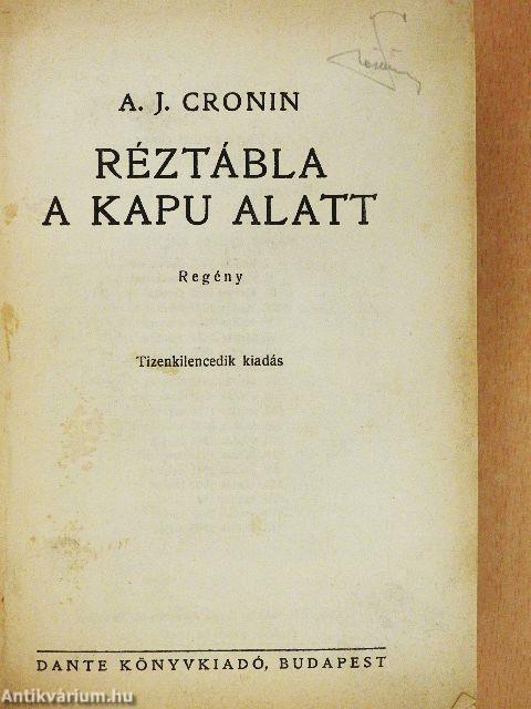 Réztábla a kapu alatt