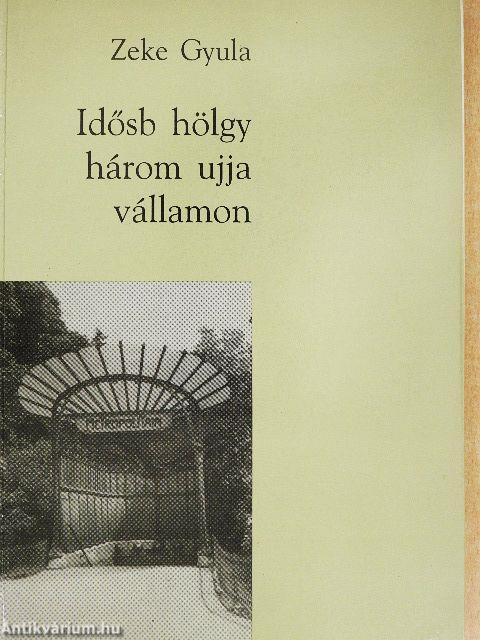 Idősb hölgy három ujja vállamon