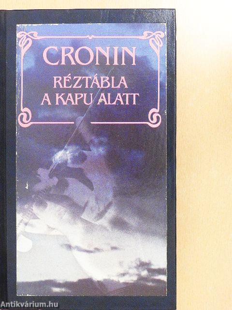 Réztábla a kapu alatt