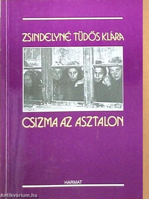 Csizma az asztalon