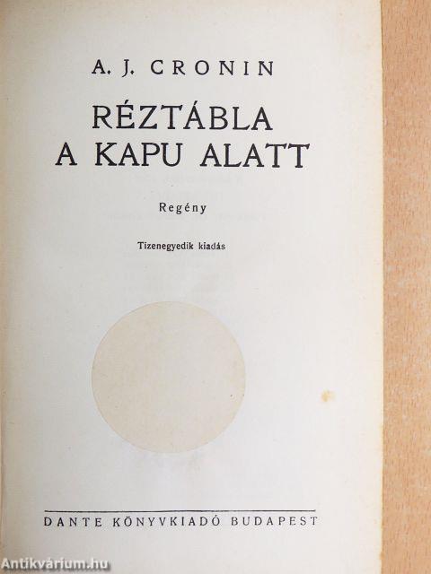Réztábla a kapu alatt