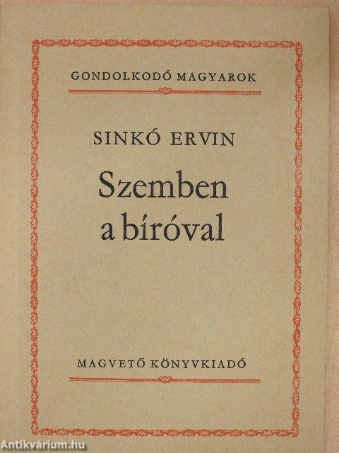 Szemben a bíróval