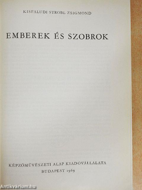 Emberek és szobrok
