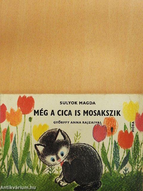 Még a cica is mosakszik