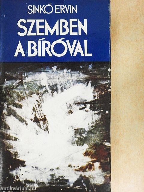Szemben a bíróval