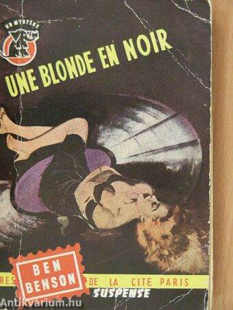 Une blonde en noir