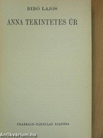 Anna tekintetes úr