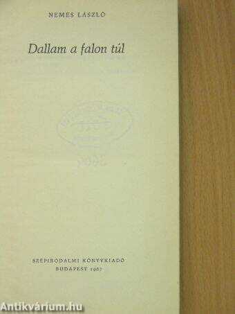 Dallam a falon túl