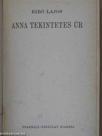 Anna tekintetes úr