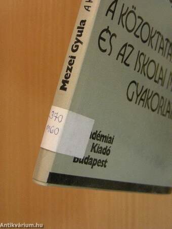 A közoktatás-politika és az iskolai munka gyakorlata