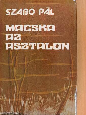 Macska az asztalon